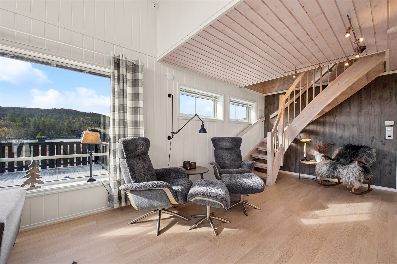 Fra stuen fører en trapp opp til en innholdsrik loftsetasje, som gir ekstra plass og fleksibilitet. Galleribilde