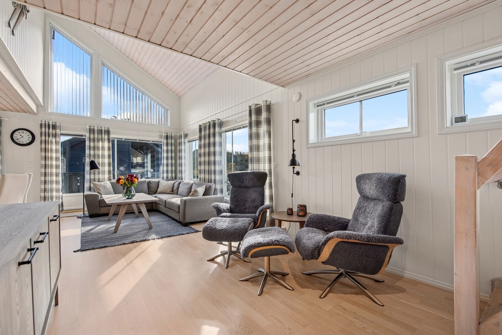 God takhøyde, den åpne himlingen bidrar til en lys og behagelig atmosfære som fremhever hyttens karakter. Galleribilde