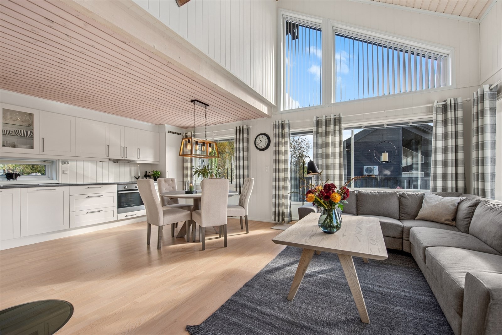 Åpen og sosial stue- og kjøkkenløsning, hvor store vindusflater slipper inn rikelig med lys og gir en fin utsikt over området. Galleribilde