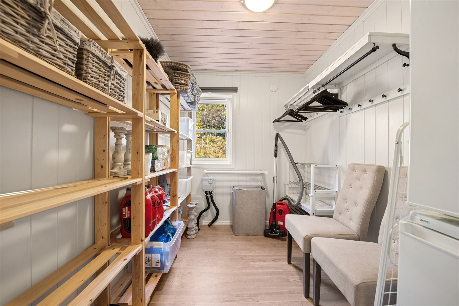 Rom som idag er innredet som bod med plass til oppbevaring (opprinnelig soverom på de godkjente tegningene, ikke søkt godkjent). Rommet kan enkelt gjøres om til ett ekstra soverom. Galleribilde