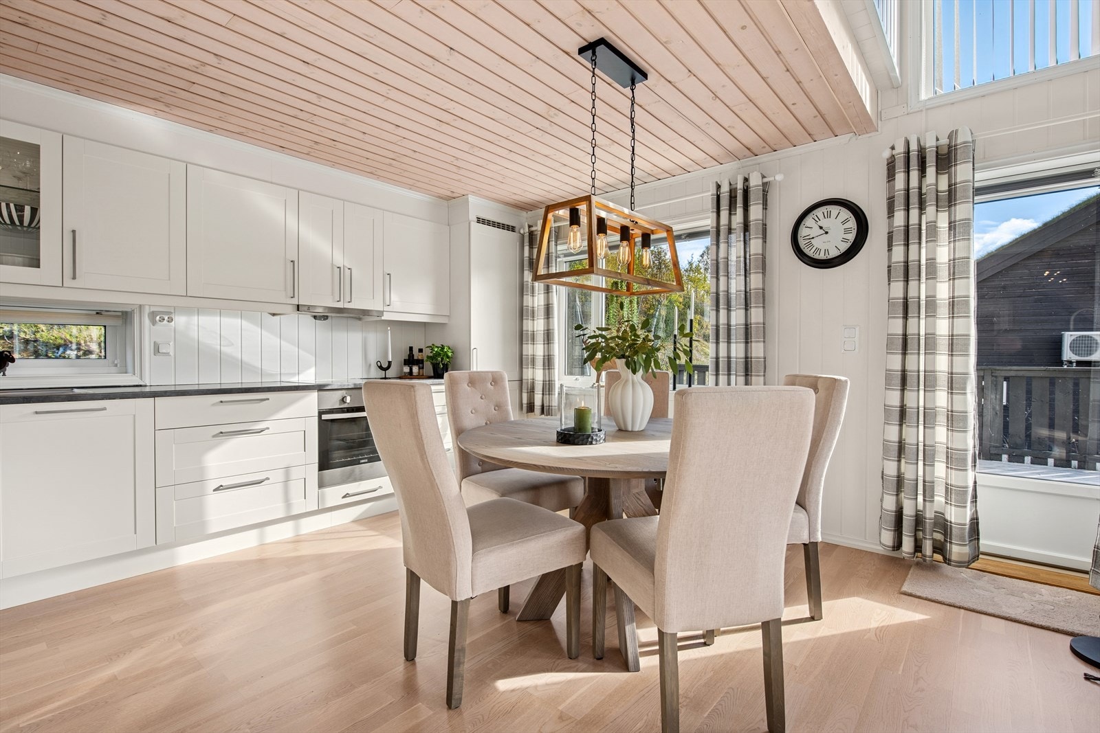 Rikelig skap- og benkeplass, og lagt opp for både matlaging og sosialt samvær. Galleribilde