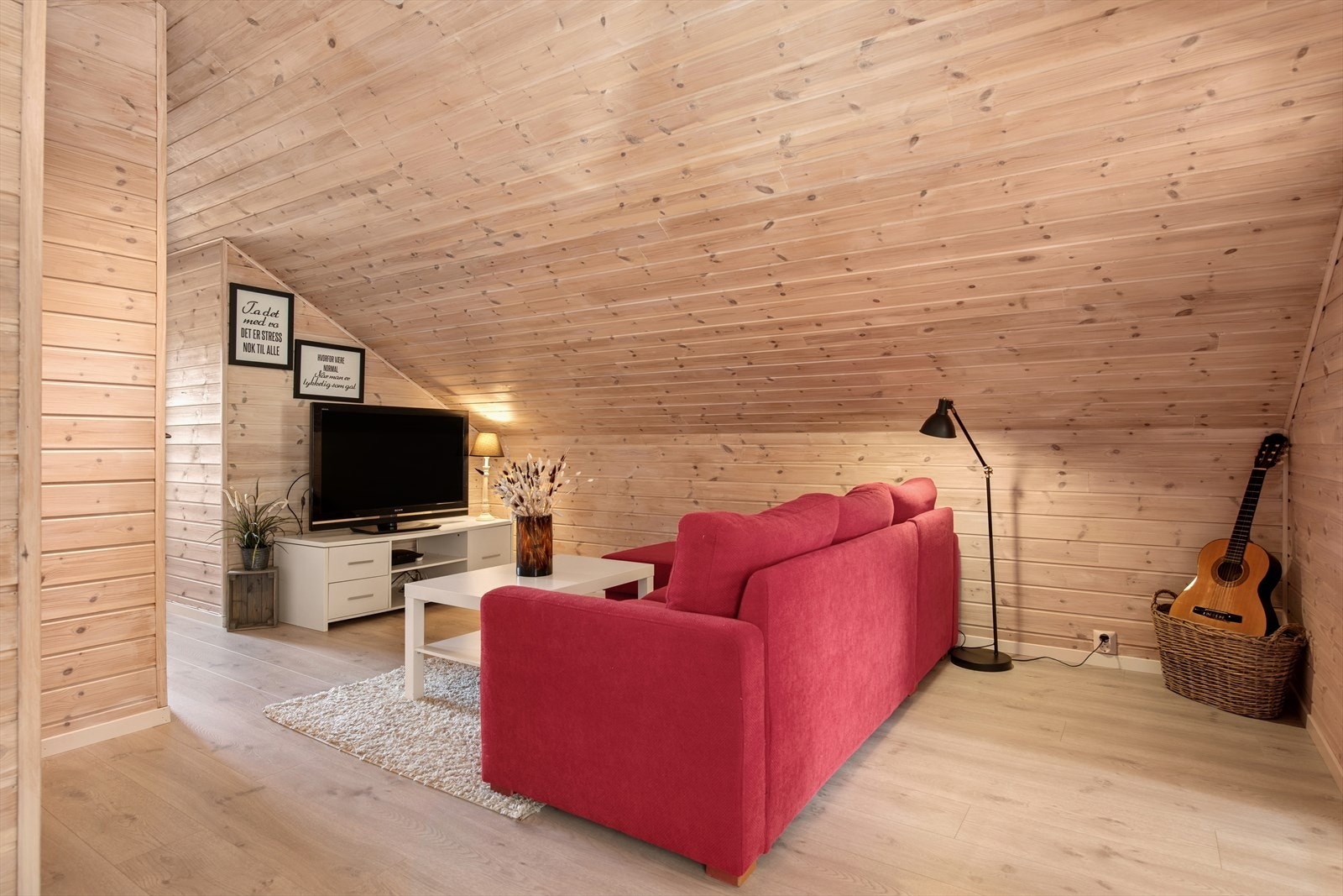 TV-stuen fungerer som en ekstra stue, perfekt for privatliv og avslapning. Ekstra rom for familie og gjester! Galleribilde