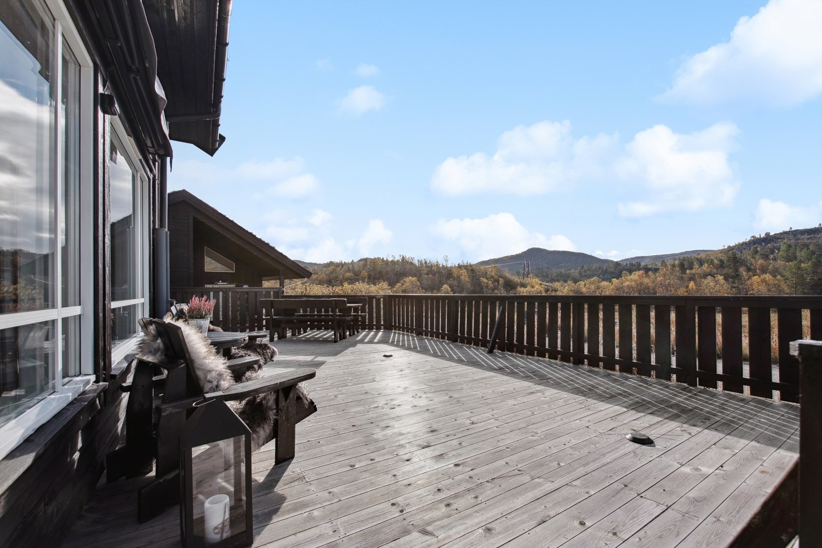 Terrassen er stor med god plass til hagemøbler og grill - perfekte rammer for sommerdager og sosialt samvær. Markise for varme dager. Galleribilde