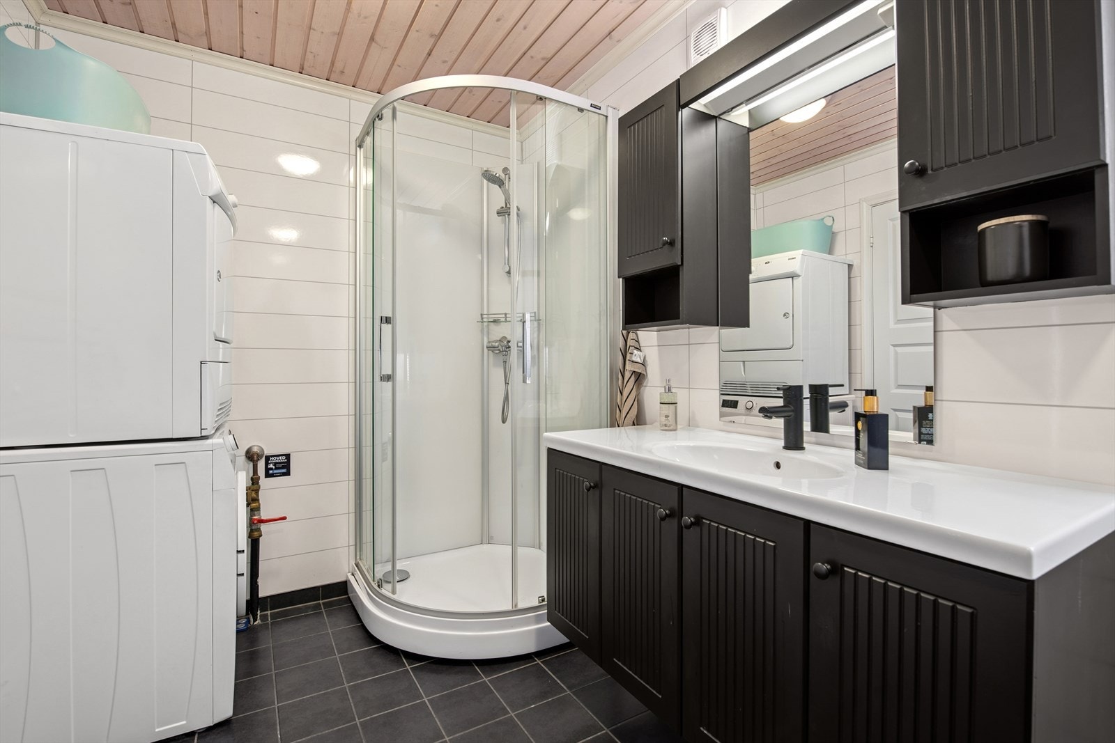 Veggene har baderomsplater. Taket har panel. Gulvet er flislagt. Rommet har elektriske varmekabler. Et praktisk og hyggelig sted å starte dagen! Galleribilde