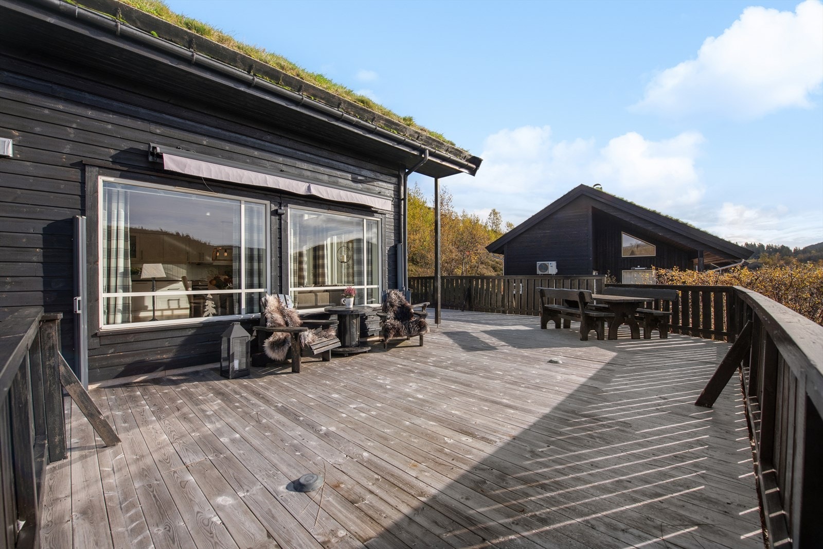 Flere koselige uteplasser og den herlige utsikten er som et lite paradis - et sted hvor hver krok inviterer til ro og nærhet til naturen. Galleribilde