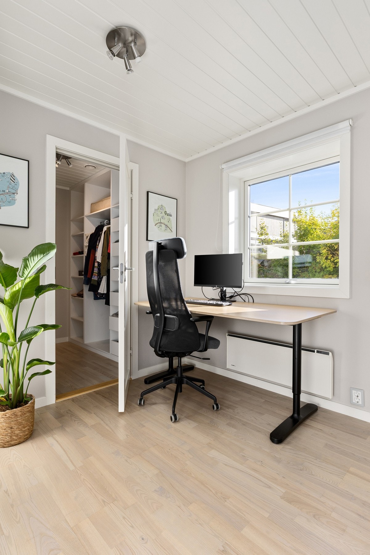 Fra hovedsoverommet er det adkomst til eget walk-in-closet. Galleribilde