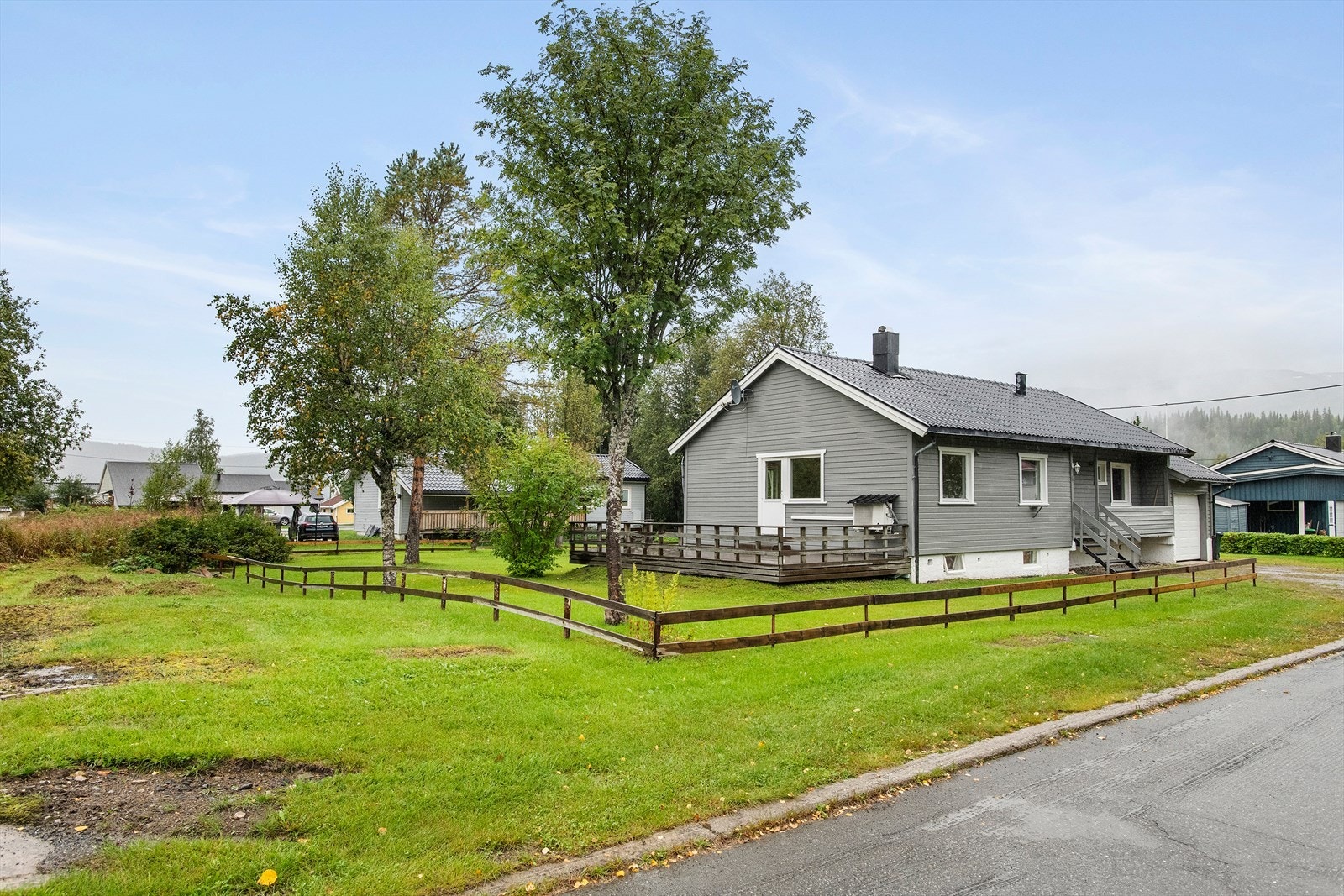 Tomten er tilnærmet flat og byr på fine utearealer for familien, med plass til lek, trivsel og beplantning. Galleribilde