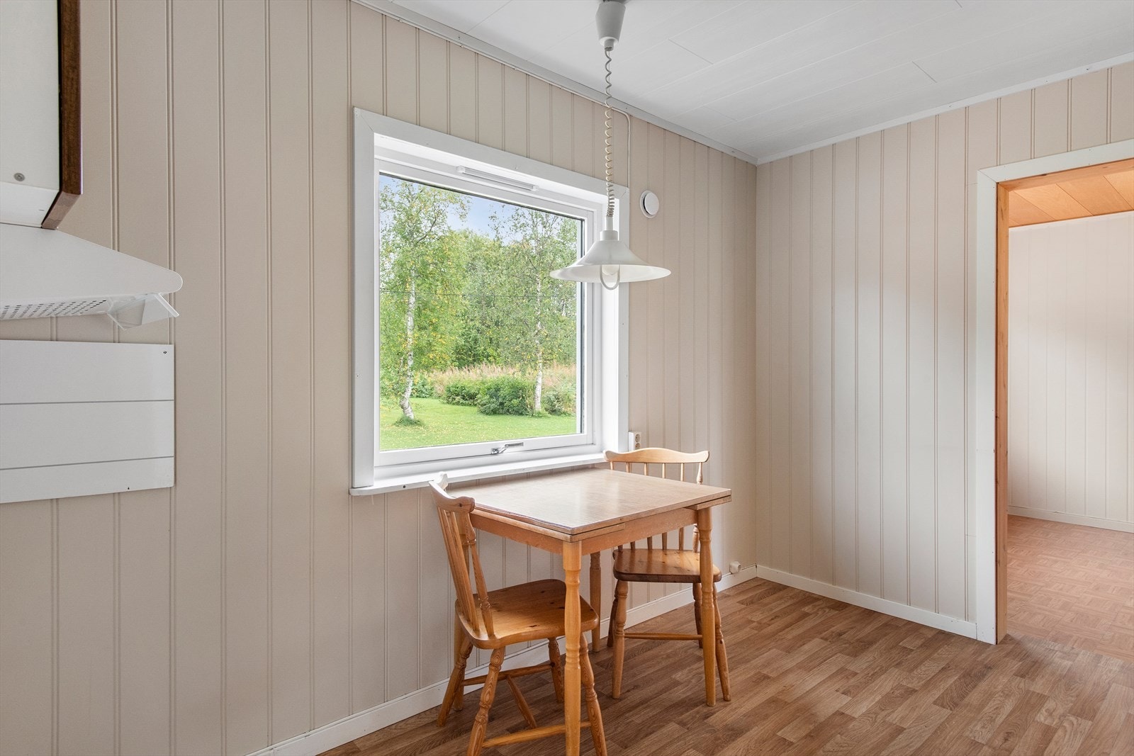 Plass til et lite kjøkkenbord og inntil 4 stoler. Galleribilde