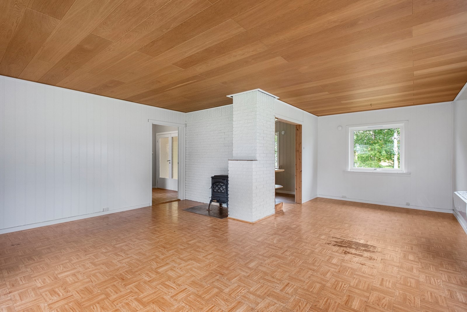 Hovedplanet rommer tre soverom, et bad og en romslig stue med
delvis åpen løsning mot kjøkkenet. Galleribilde