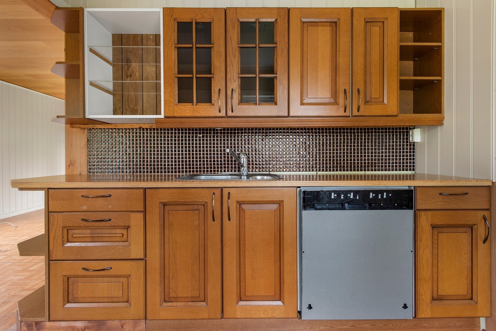 Hyggelig kjøkken med heltre fronter. Galleribilde