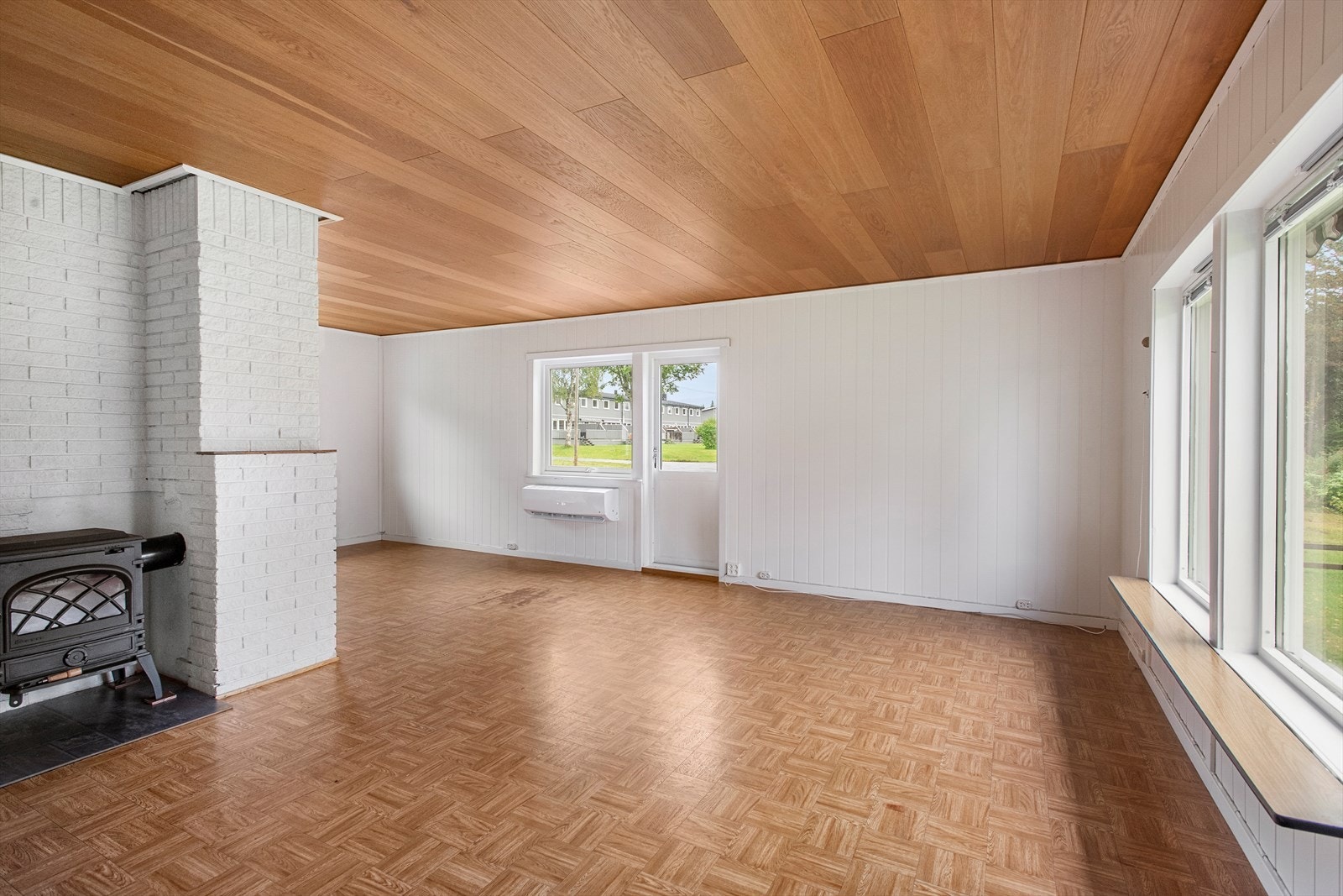 Både vedovn og varmepumpe. Noe påkostninger er foretatt men kjøper må påregne modernisering/ oppussing. Galleribilde