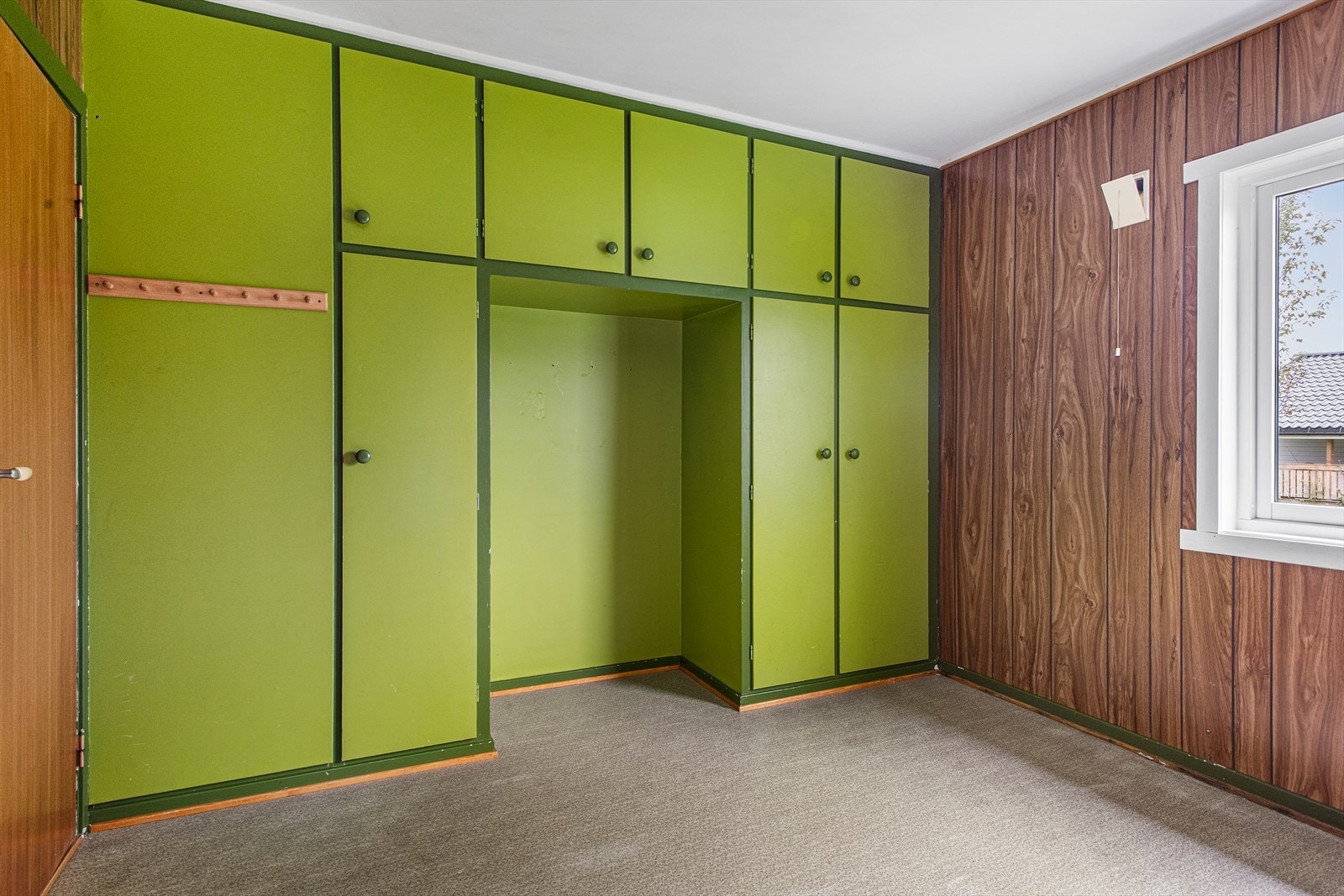 Soverom 1, annen vinkel mot de plassbygde skapene. Galleribilde