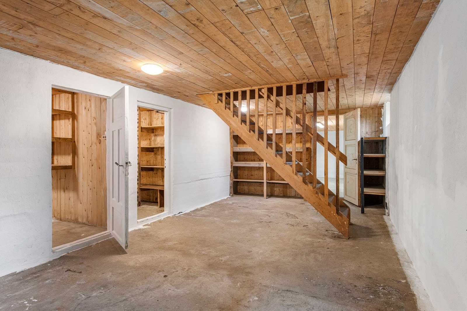 Kjelleren er oppdelt i rom og boder. Både innvendig-og utvendig tilgang. Galleribilde