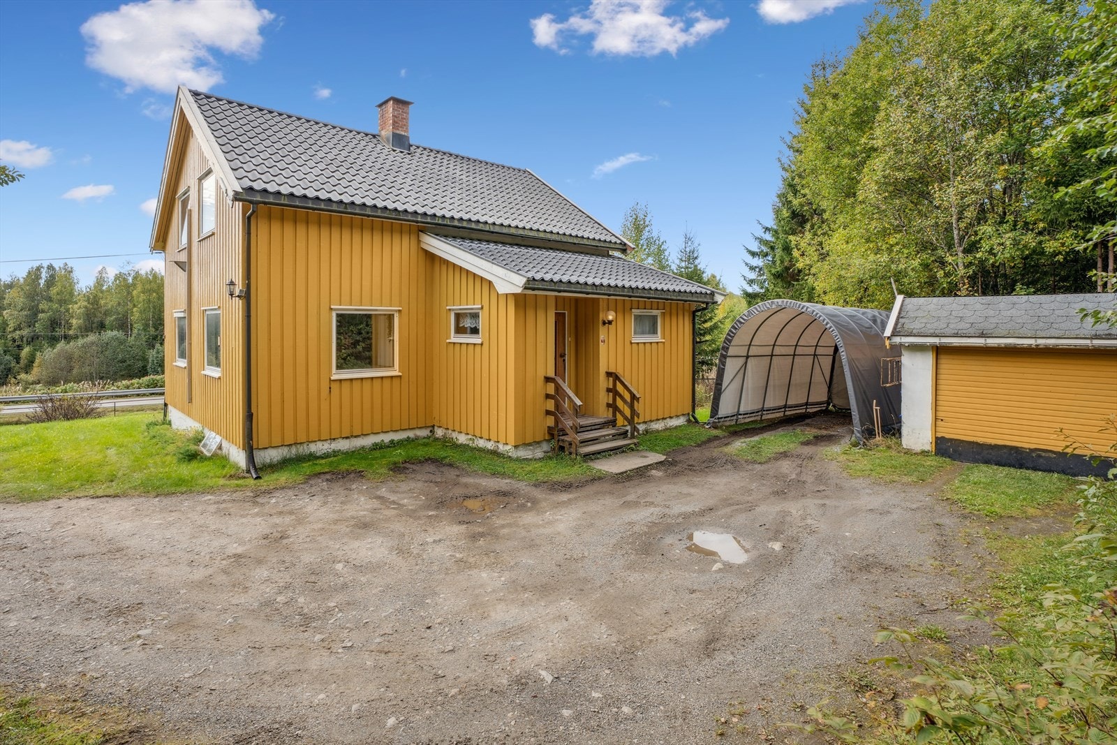 Gårdsplass med garasje Galleribilde