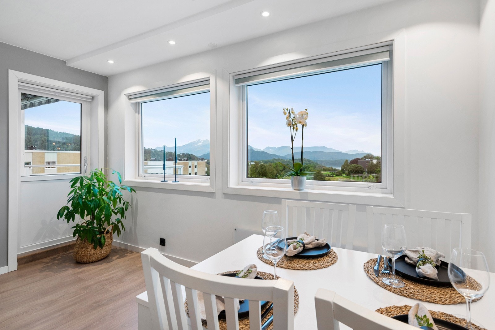 Det er spotter i himlingen i deler av stuen, over kjøkkenet og over badet. Galleribilde