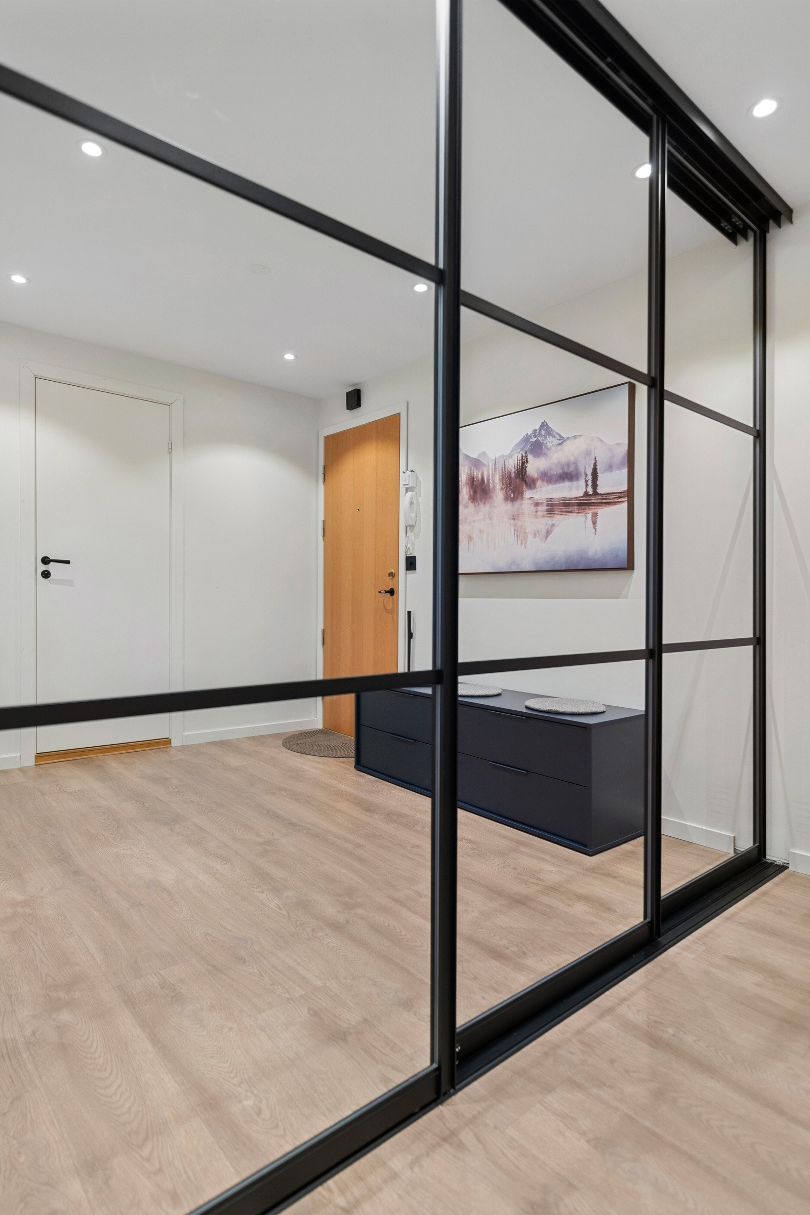 Den store skyvedørsgraderoben i gangen har svært god plass til alt du ønsker å skjule. Galleribilde