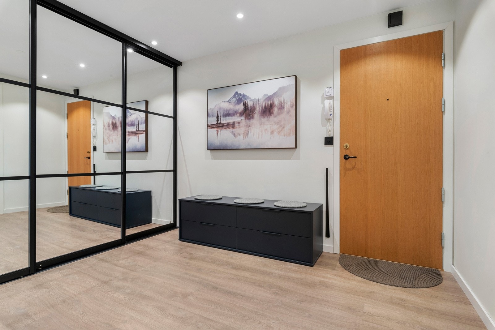 Velkommen inn i denne romslige gangen med god plass til oppheng av klær og plassering av sko. Galleribilde