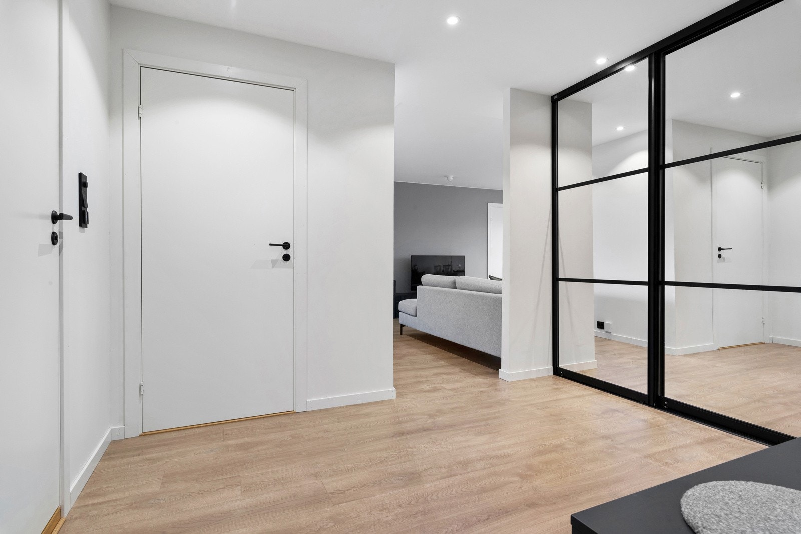 Fra gangen er det dør inn til bad og vaskerommet, samt åpent inn til resten av leiligheten. Galleribilde