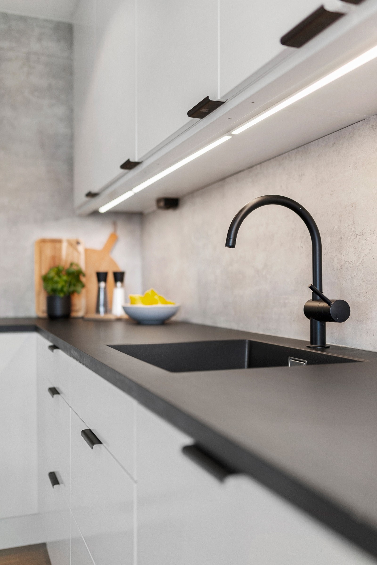 Legg merke til lysstripen under overskapene. Galleribilde