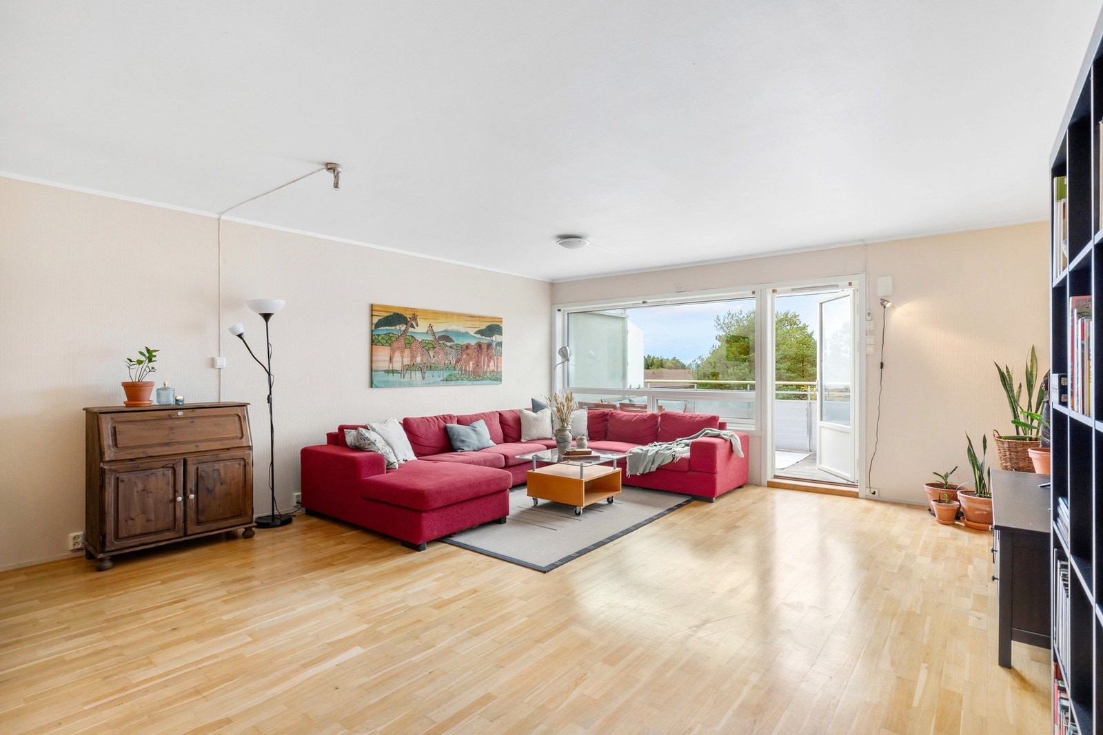 Fra stuen er det utgang til balkong og flotte vindusflater som gir rikelig med naturlig lys til rommet. Galleribilde