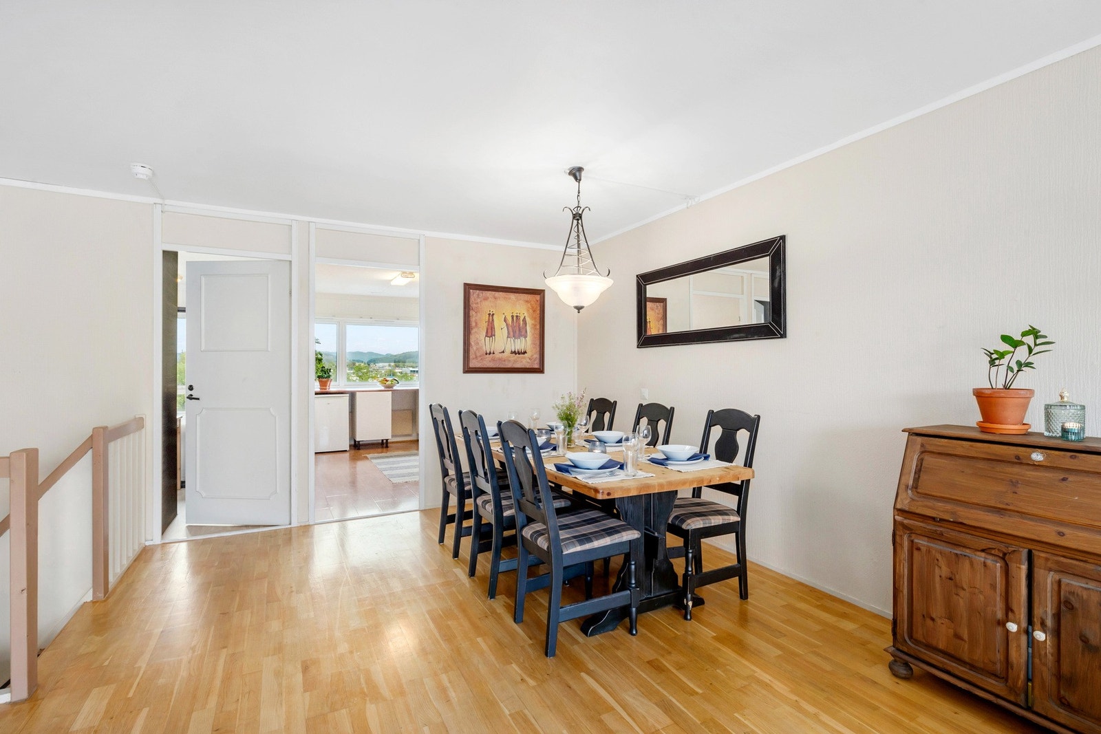 Ved kjøkkenet er det naturlig plass for spisestue i direkte tilknytning og her kan venner og familie samles. Galleribilde