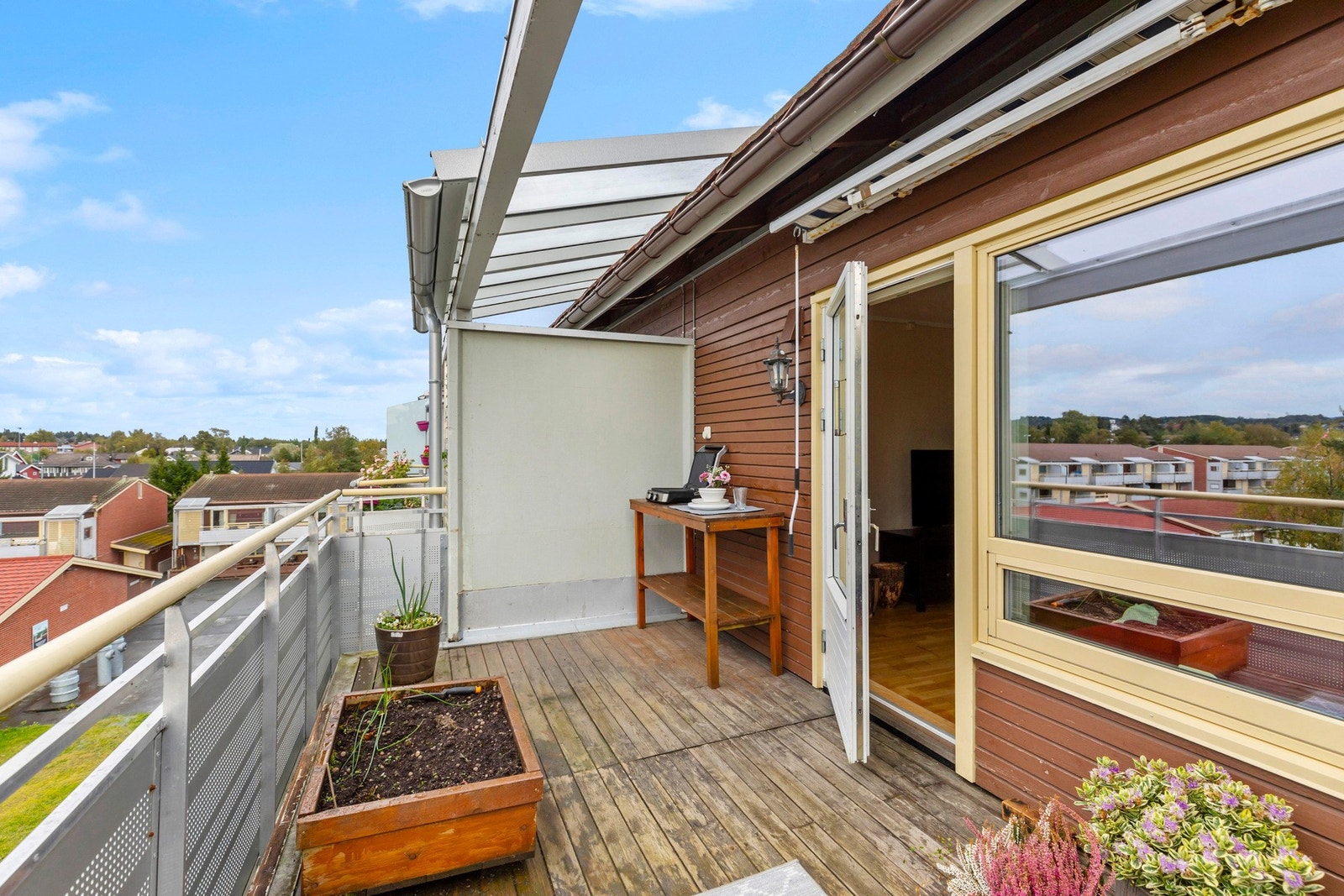 Vestvendt balkong med gode møbleringsmuligheter. Galleribilde