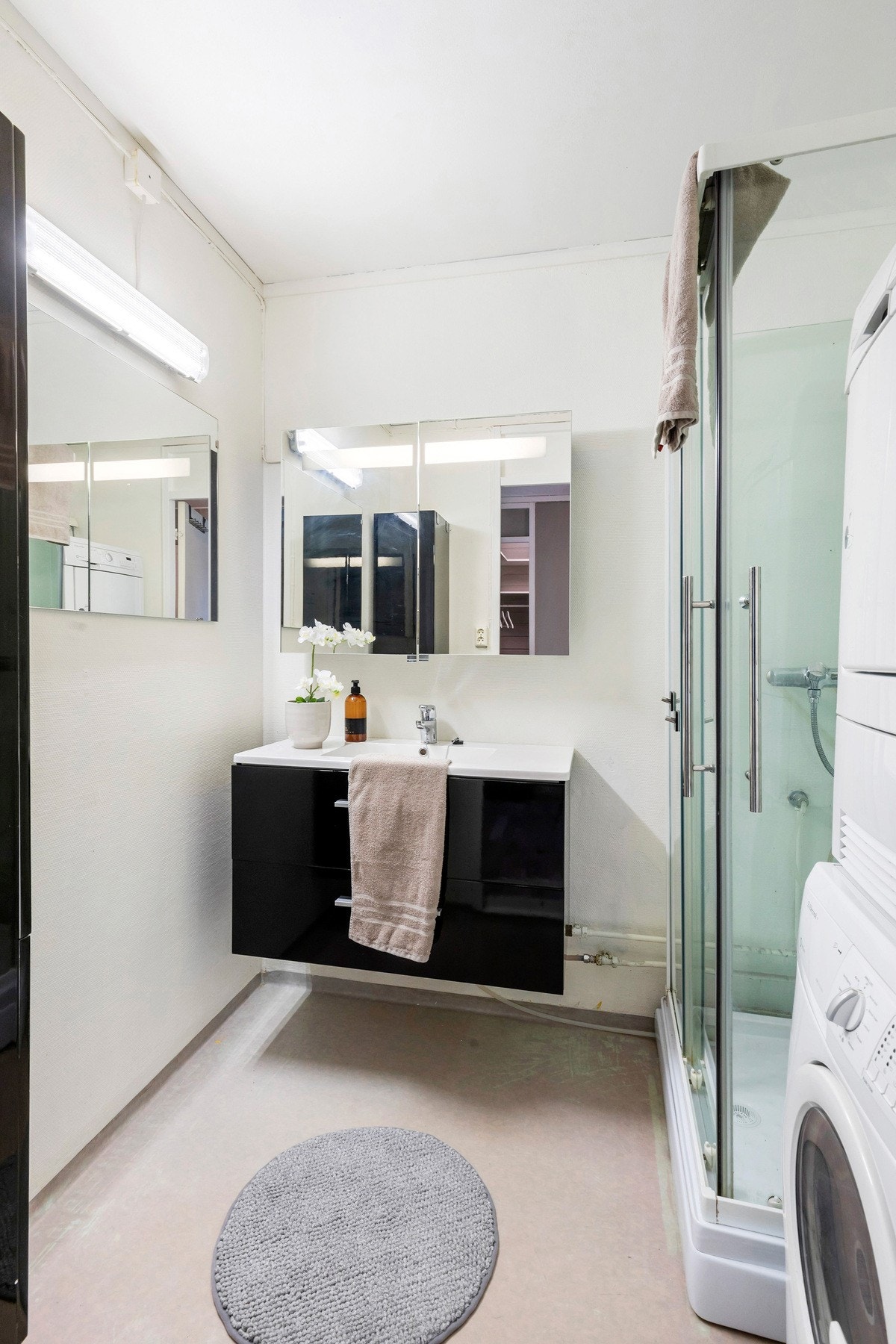 Bad med våtromsbelegg på gulv, opplegg til vaskemaskin, baderomsinnredning og kabinett fra 2014. Galleribilde