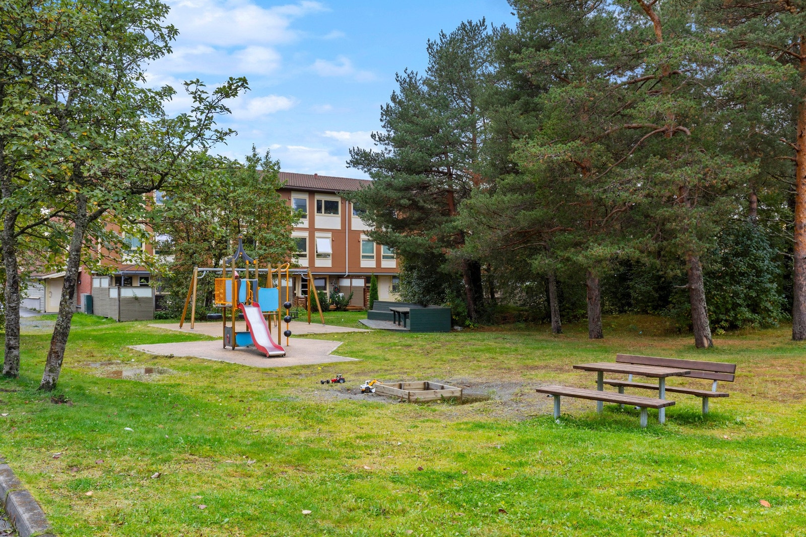 Det er svært flotte grønntområder med lekeplasser for de minste og flere benkeplasser. Galleribilde