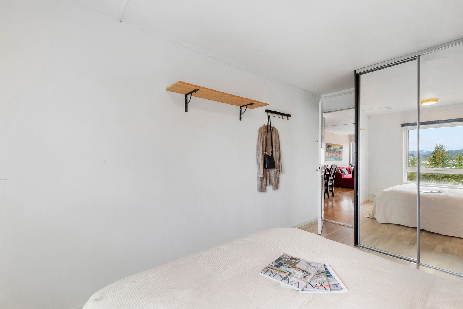 Legg merke til at det medfølger en stor skyvedørsgarderobe med speilfronter Galleribilde