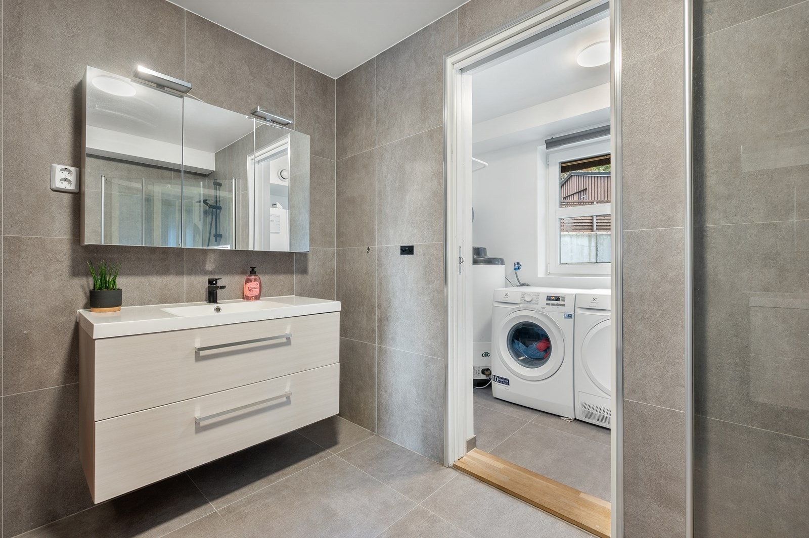 Bad og vaskerom. Med mulighet til å skjule vaskemaskin. Galleribilde