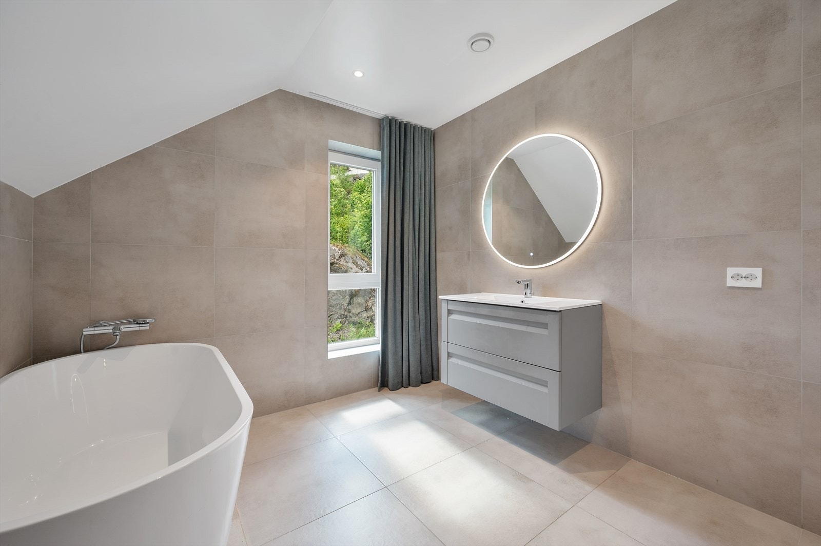 Bad i 2.etasje. Innredet med badekar, servant i møblement og vegghengt toalett. Galleribilde