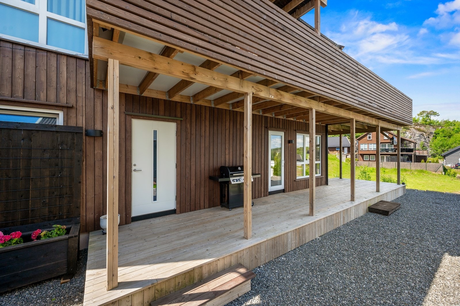 Inngangsparti til sokkelleilighet. Galleribilde