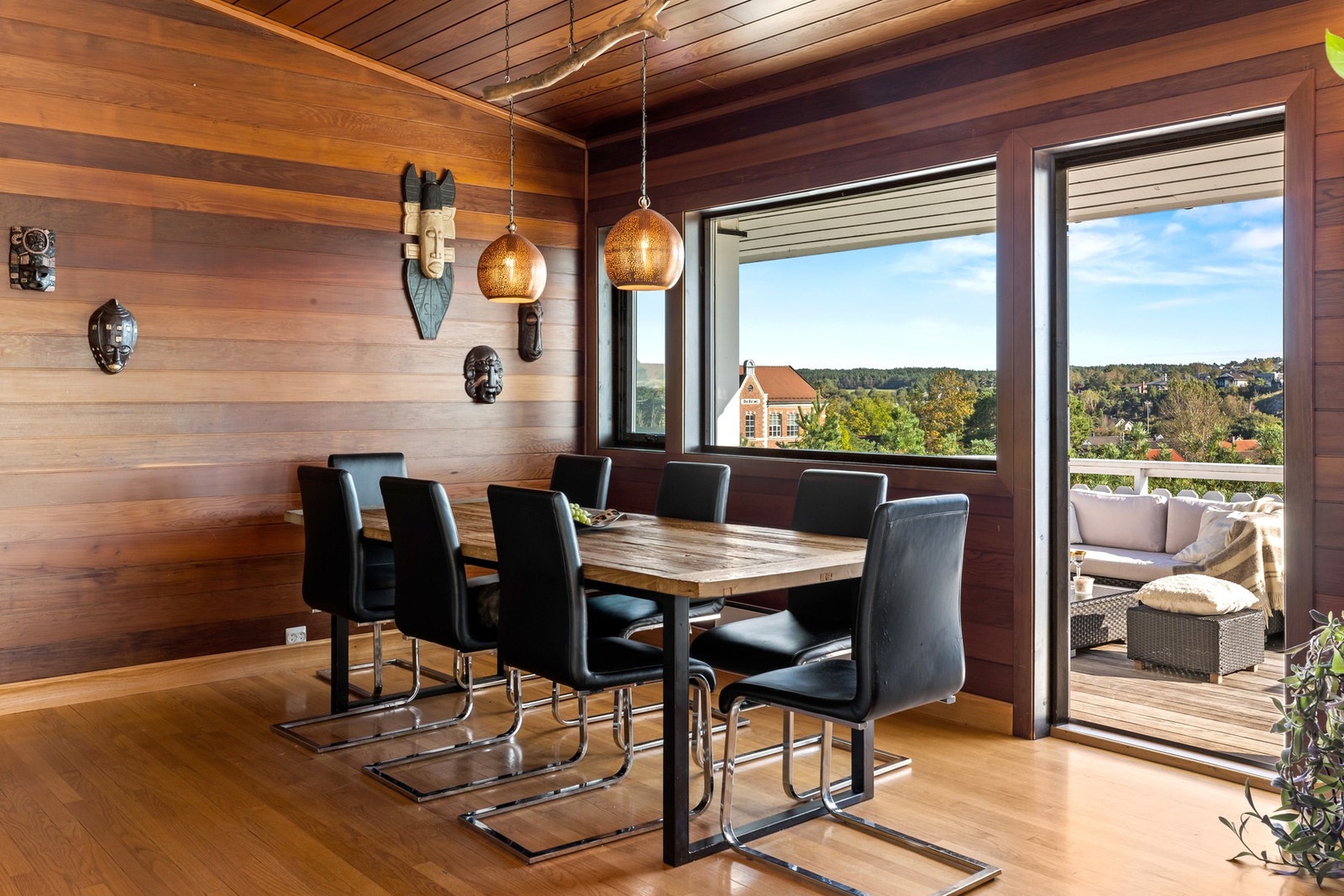 Fra stuen er det utgang til en terrasse på ca. 20 m² med flott utsikt. Galleribilde