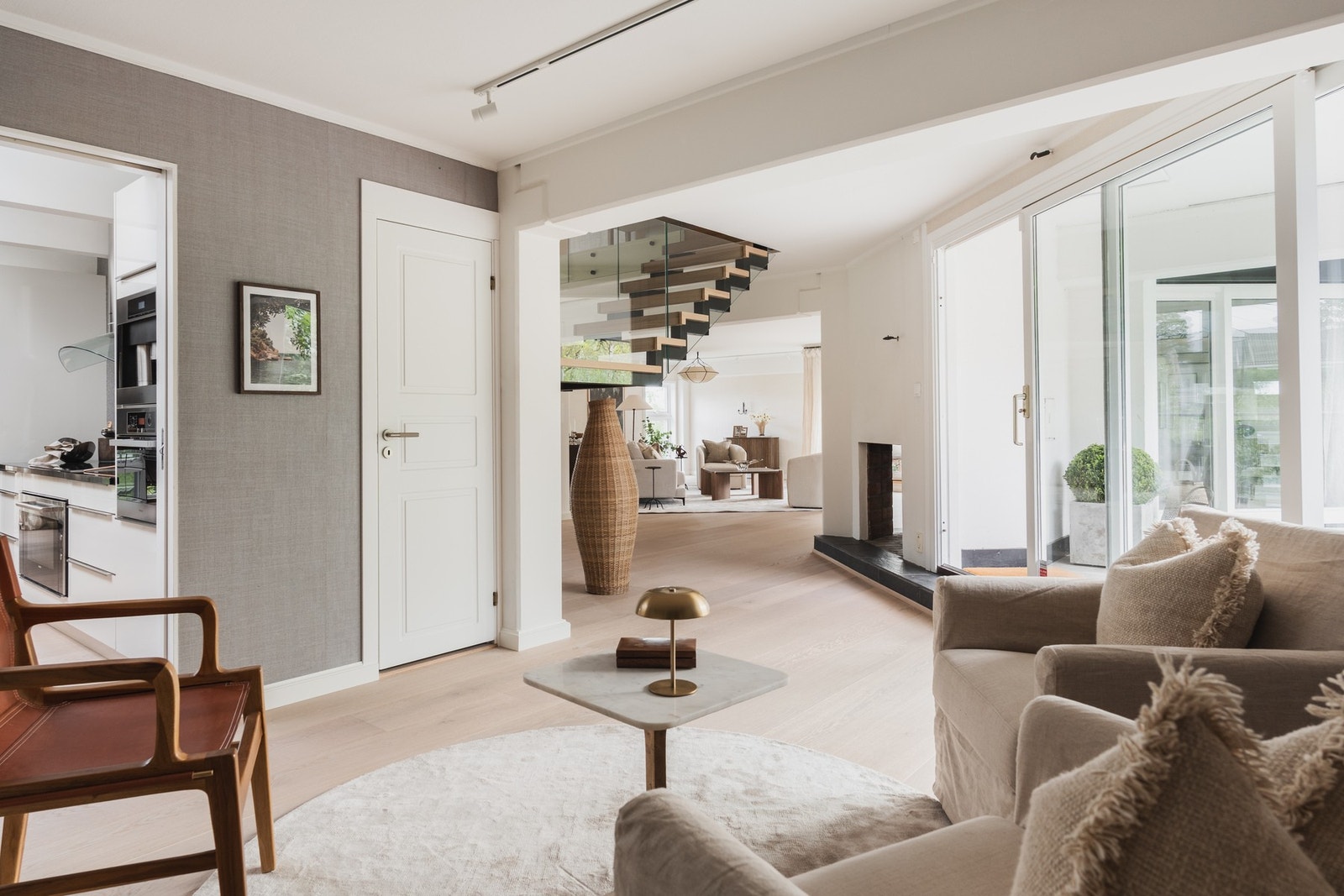 Det er behagelig gulvvarme som styres via smarttelefon. Galleribilde