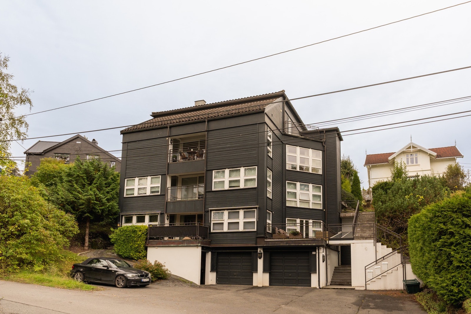 Det medfølger to parkeringsplasser i felles garasjeanlegg. Store bodarealer medfølger. Galleribilde