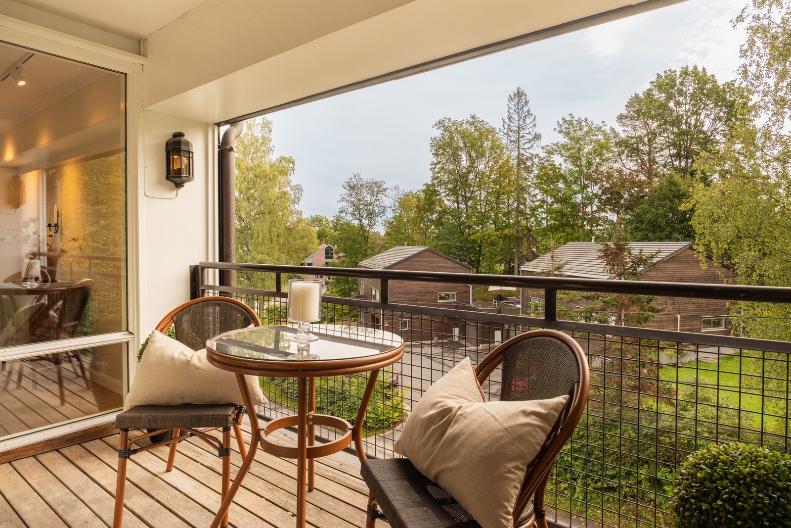 I tillegg til stor terrasse/hage har du en balkong på 4 kvm med utgang fra stuen. Galleribilde