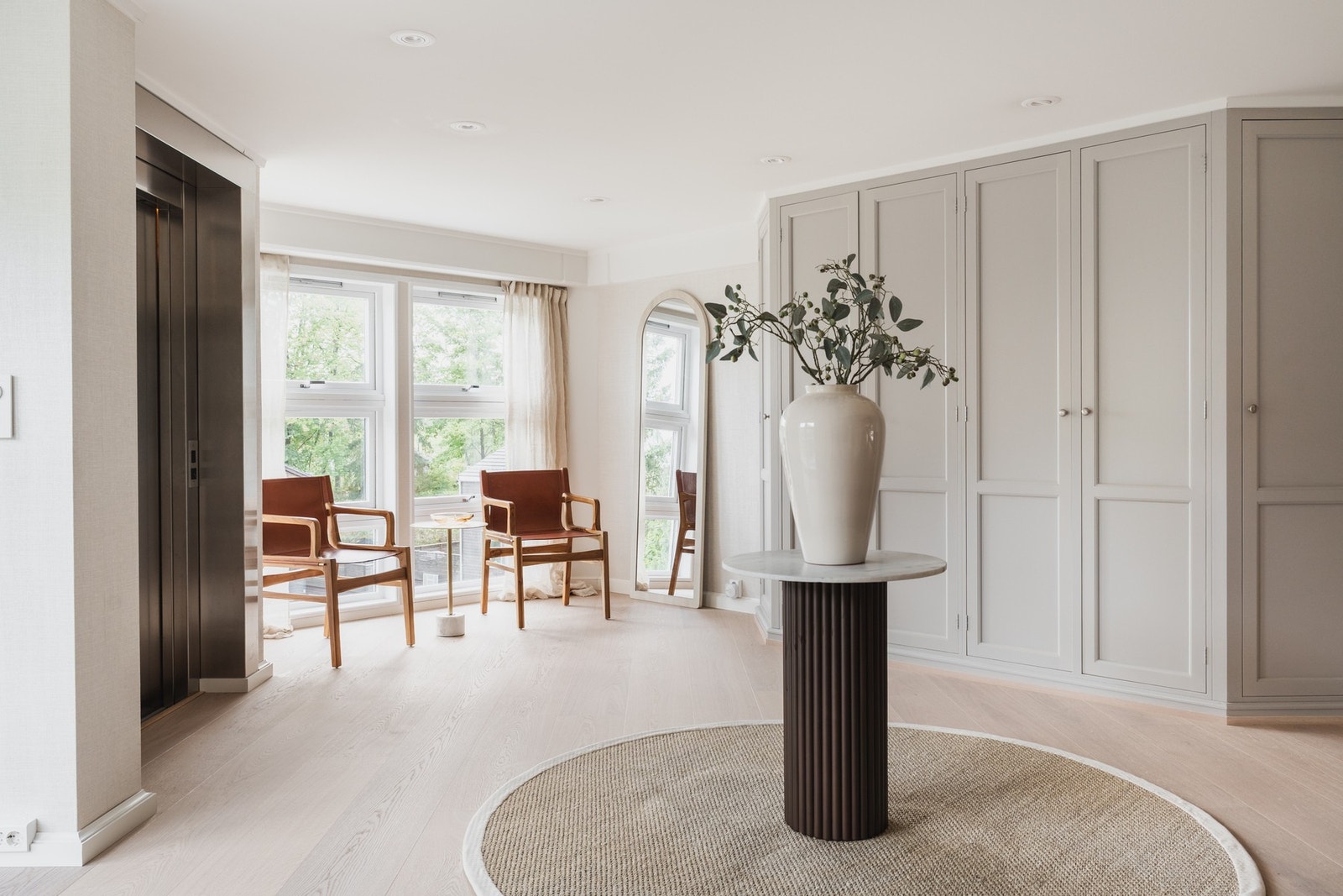 Herskapelig og representativ hall med snekkerbygde garderobeskap. Galleribilde