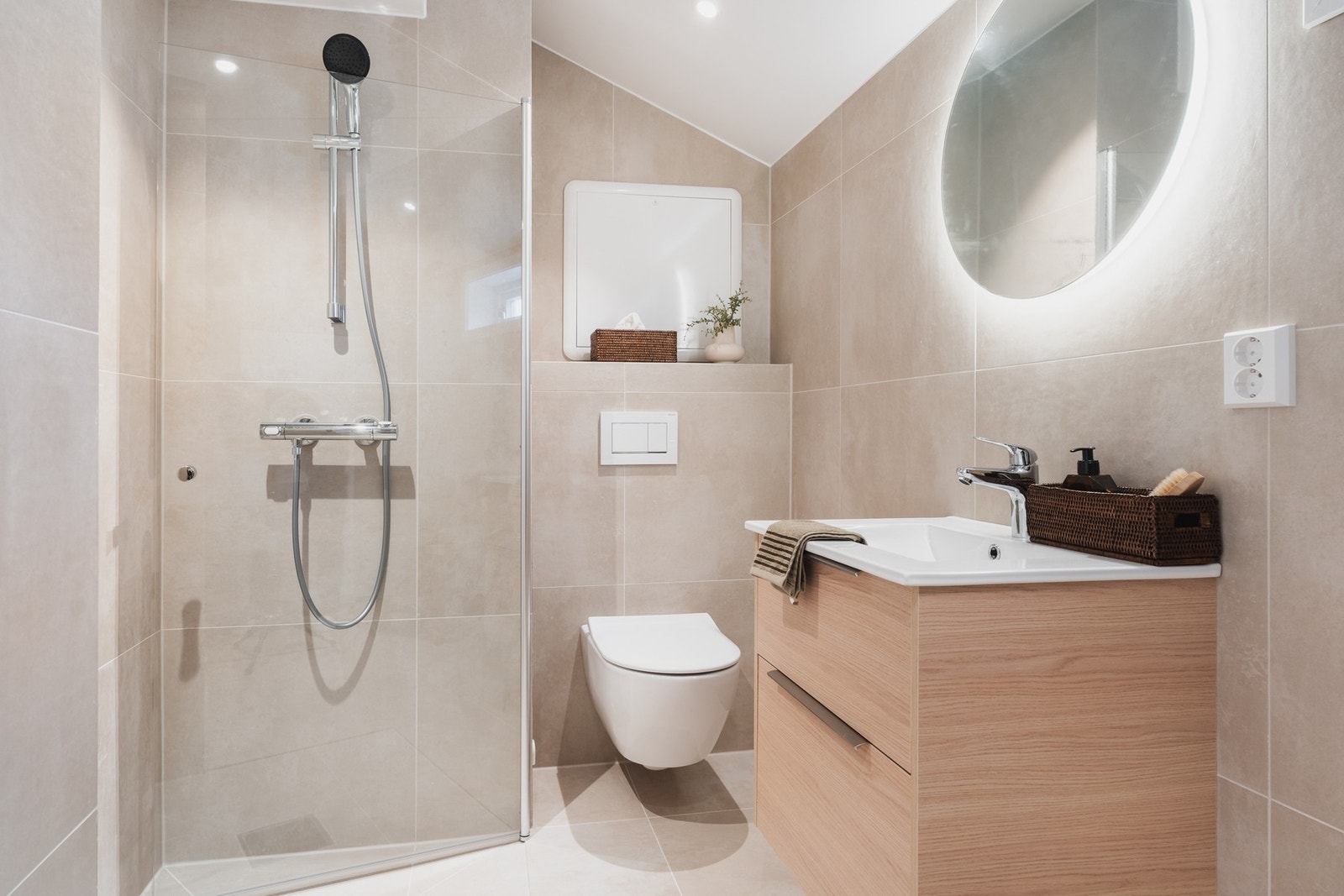 Soverommet er tilknyttet eget bad fra 2025 med varmekabler i gulv. Galleribilde