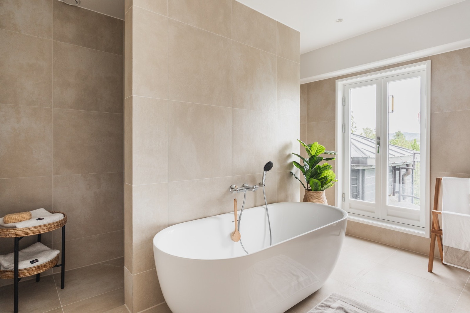 En skjult dusjnisje og et vegghengt toalett er integrert i løsningen. Galleribilde