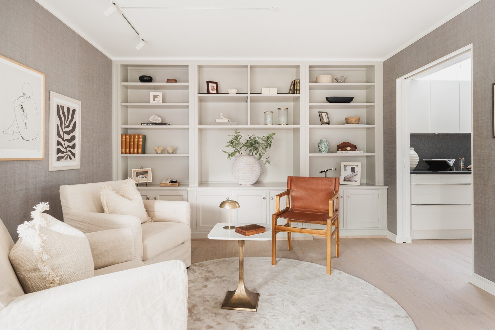 Fra kjøkkenet er det direkte adkomst til en lys og hyggelig TV-stue. Galleribilde