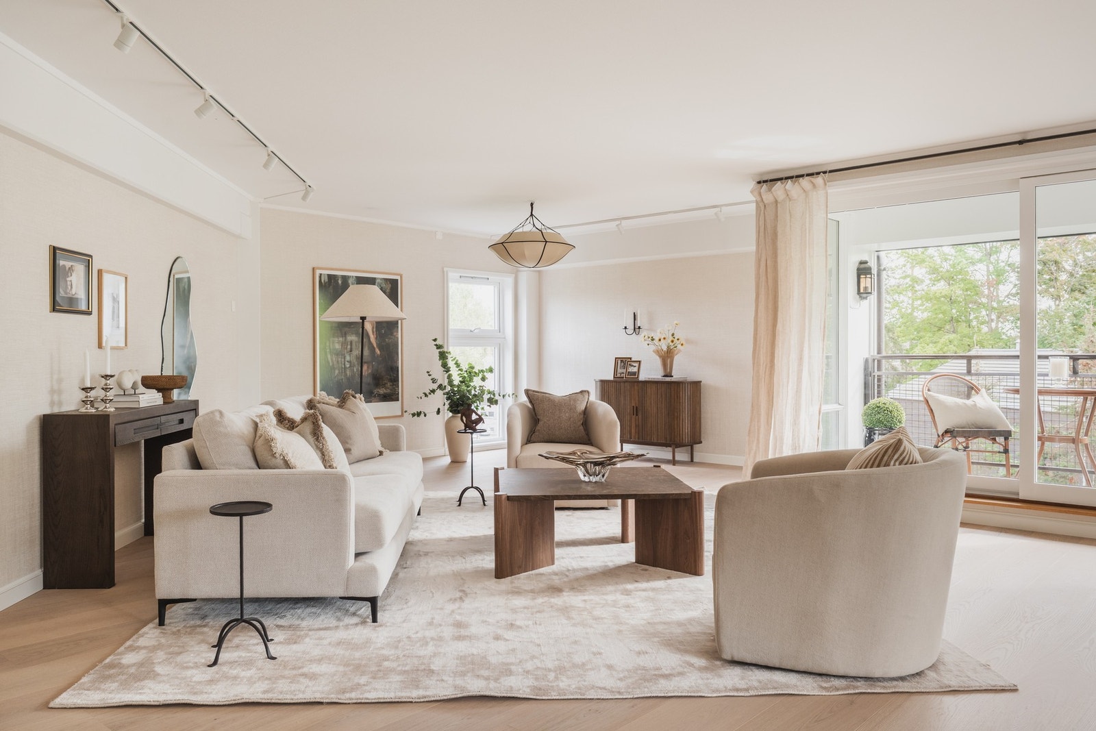 Boligen preges av store vindusflater og generøs takhøyde. Galleribilde