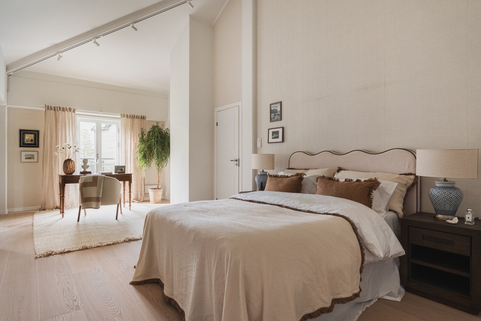 Generøst hovedsoverom med fransk balkong. Galleribilde