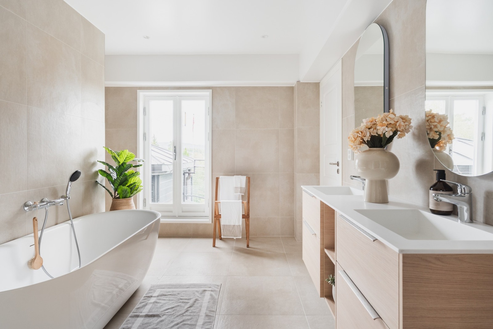 Renovert i 2025 og utformet med lyse kvalitetsmaterialer kombinert med eikedetaljer. Galleribilde