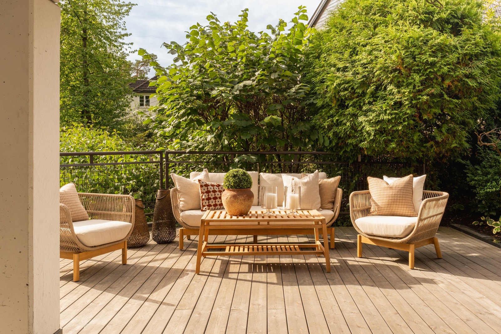 Terrassen er på ca. 84 m² og delvis overbygget. Gulvet er nylig (2023) beiset med terrassebord. Galleribilde