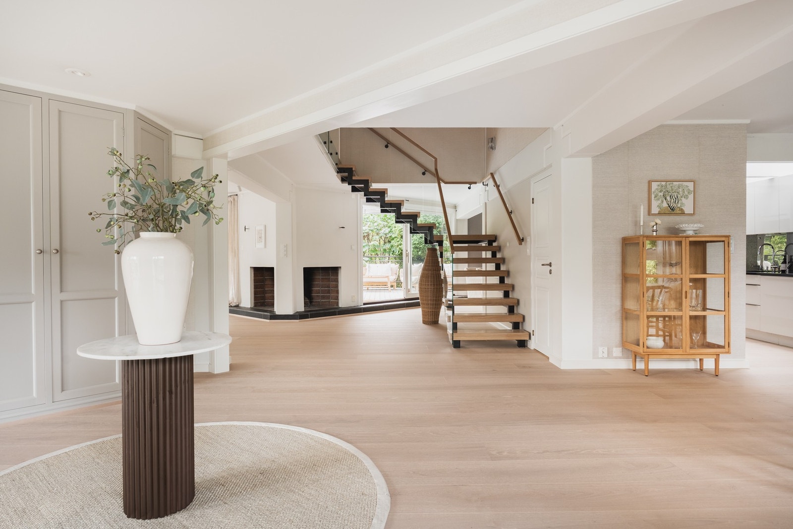 Gulvflatene er belagt med enstavs eikeparkett lagt i 2025. Galleribilde