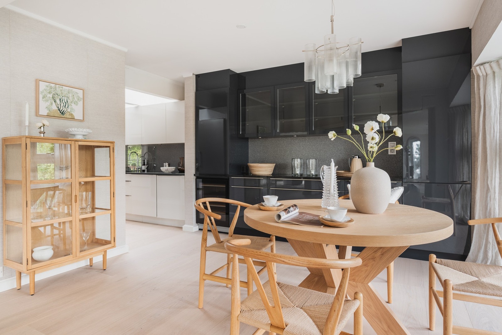 I tilknytning til kjøkkenet er det god plass til et stort spisebord. Galleribilde