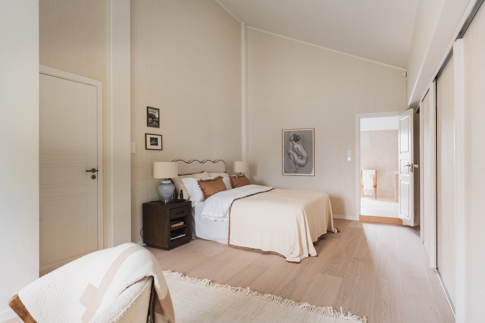 Skyvedørsgarderoben strekker seg langs hele veggen og gir rikelig med oppbevaring, direkte inngang til masterbad. Galleribilde