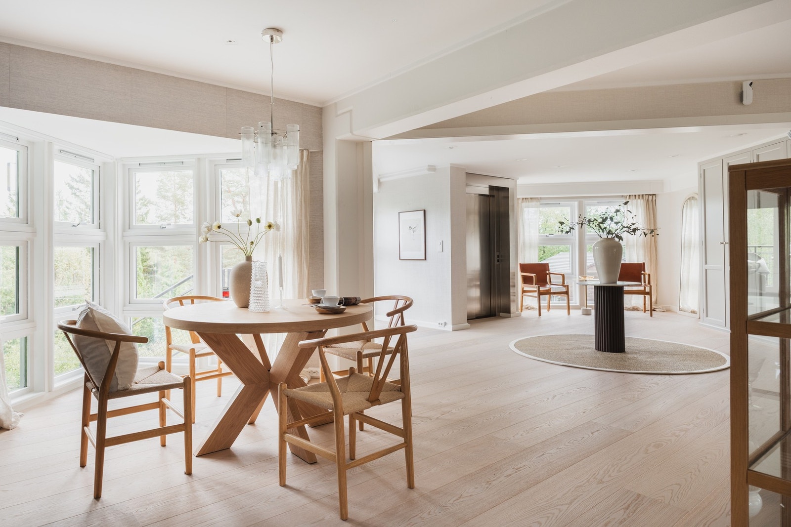 Vindusflatene strekker seg fra gulv til himling. Galleribilde