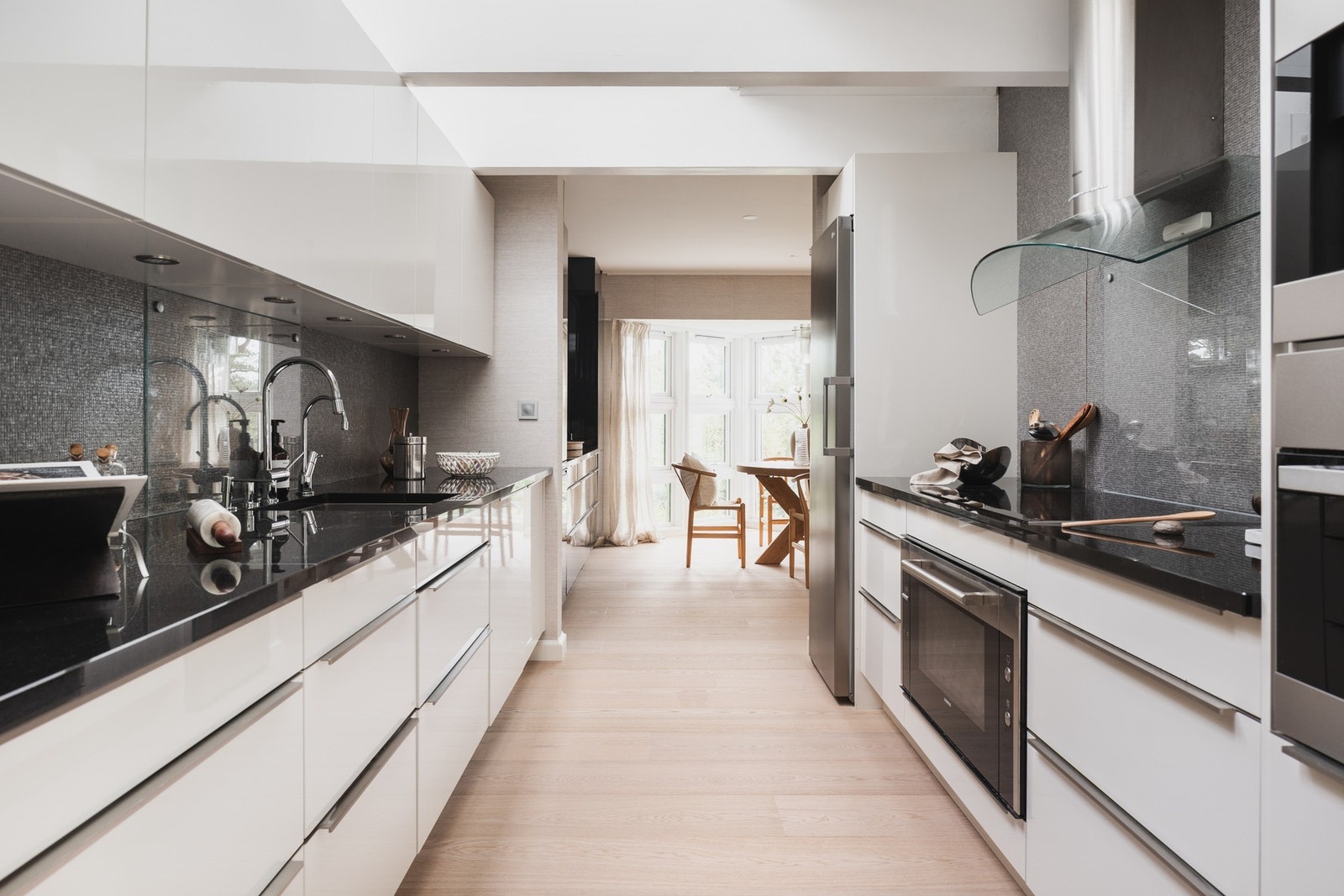 Kjøkkenet er utstyrt med integrerte hvitevarer av god kvalitet, inkludert en bred stekeovn, dampovn, kaffemaskin, oppvaskmaskin og vinskap. Galleribilde