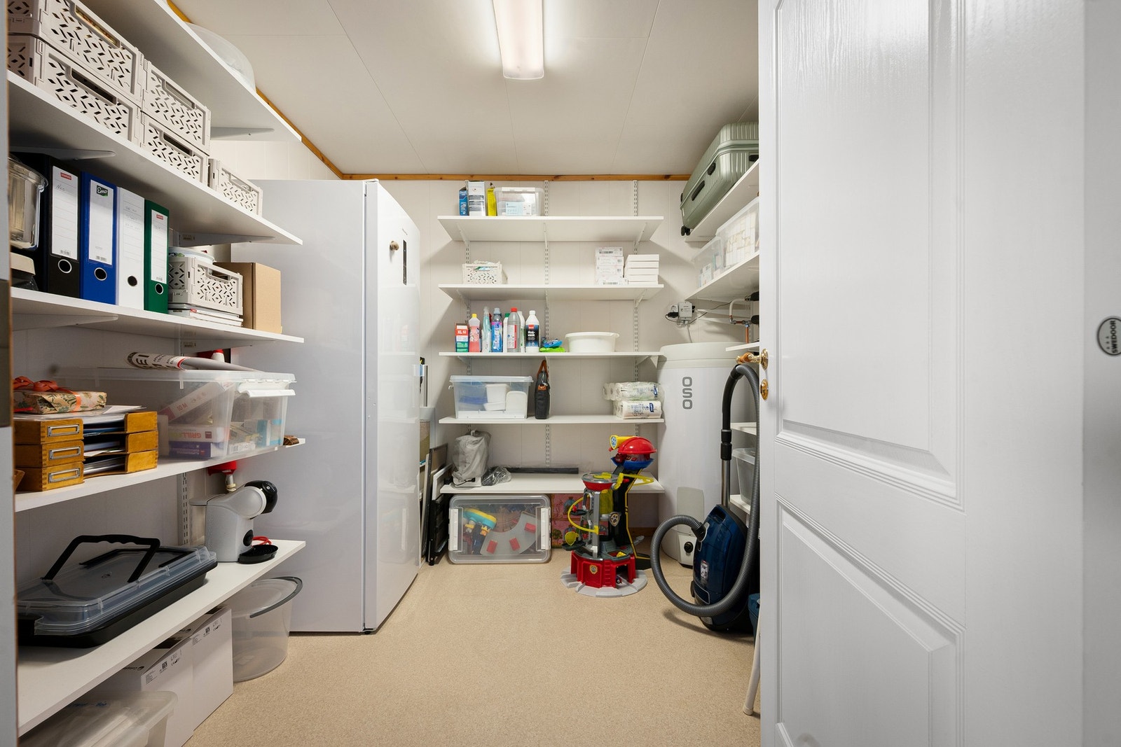 Romslig bod med smarte hylleløsninger Galleribilde